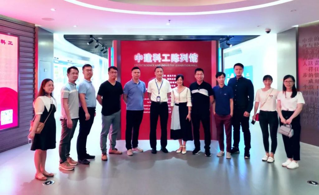 巖星專題 | 廣東工業設計城領導蒞臨深圳參觀深圳優秀企業博物館插圖 廣東工業設計城領導、深圳中國鋼結構博物館館長、巖星領導合照