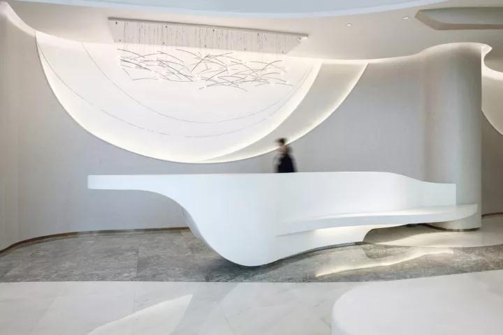 一個讓你仿若穿越時空的科技展廳，展示未來生活形態插圖