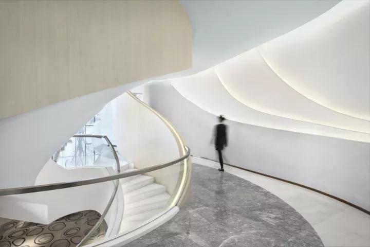 一個讓你仿若穿越時空的科技展廳，展示未來生活形態插圖(1)